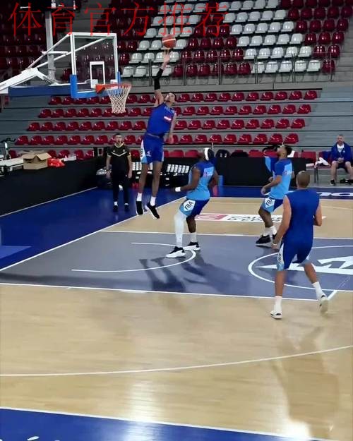 文班亚马被断球 亚历山大跳步上篮得手 文班亚马被断球 亚历山大跳步上篮得手